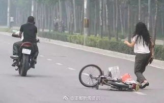13岁女孩骑电动车载人闯红灯被撞