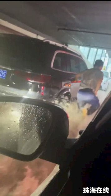 东莞一小区地下车库被积水灌满 东莞一小区地下车库被积水灌满