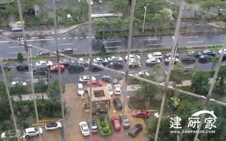 东莞一小区地下车库被积水灌满 东莞一小区地下车库被积水灌满