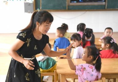 公办幼儿园教师工资纳入财政保障