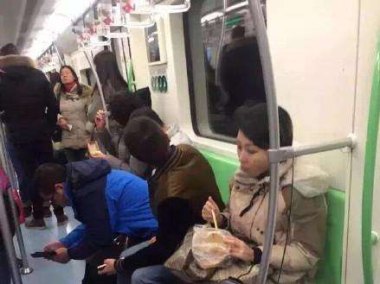 女子无视劝阻将食物残渣扔地铁车厢