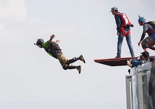 巴西44岁CEO跳伞发生空中撞击坠亡