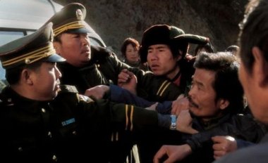 医生强奸未成年 检察官父亲任辩护人