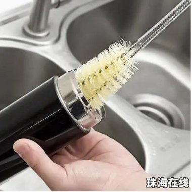男子用热水泡清洗剂致保温杯爆炸