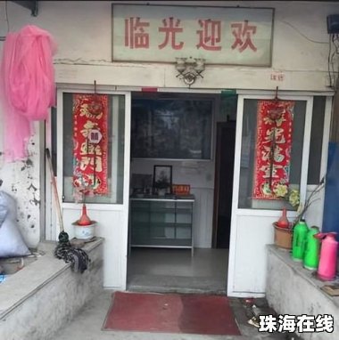 姐妹俩站在自家饭店门口当门童