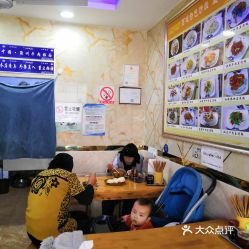 姐妹俩站在自家饭店门口当门童