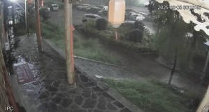 洪水1分钟冲走10多辆车清空停车场