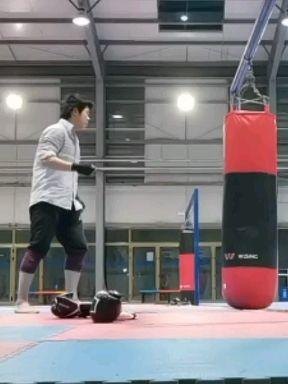 00后散打季军PK宇树拳击机器人