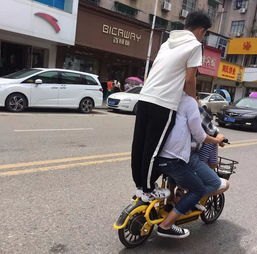 未成年人骑“四座”共享电车被约谈