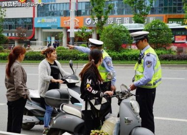 未成年人骑“四座”共享电车被约谈