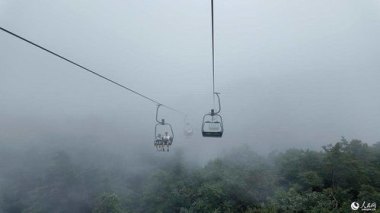 湖南张家界现天门吐雾景观