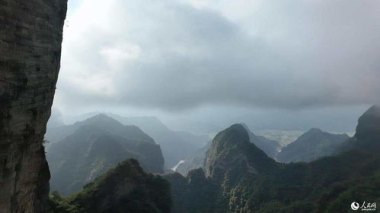 湖南张家界现天门吐雾景观