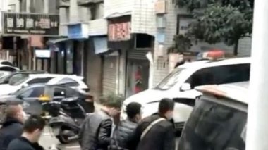 重庆一爱心冰柜遭老人哄抢 当地回应 重庆一爱心冰柜遭老人哄抢 当地回应