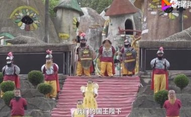 百名袖珍人在“小人国”表演谋生