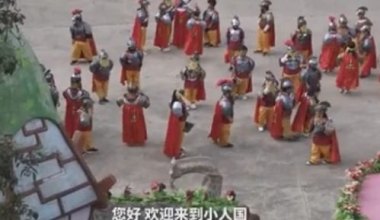 百名袖珍人在“小人国”表演谋生
