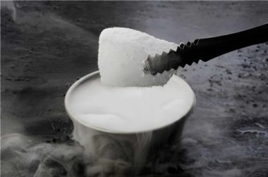 少年被干冰炸伤手指伤口深可见骨
