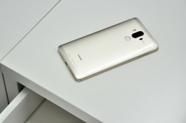华为手机电池老卡怎么办 华为手机电池老卡怎么办