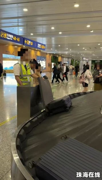 上海浦东机场“箱子垫垫员”走红
