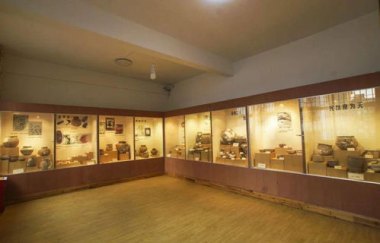 青铜器展柜内有一部手机 博物院回应