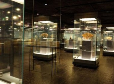 青铜器展柜内有一部手机 博物院回应
