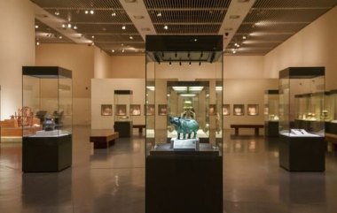 青铜器展柜内有一部手机 博物院回应