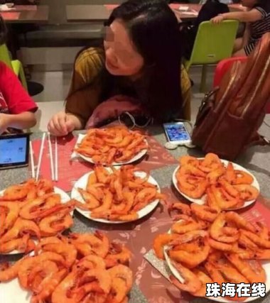 游客吃剩2份炒饭被商家端回并盘