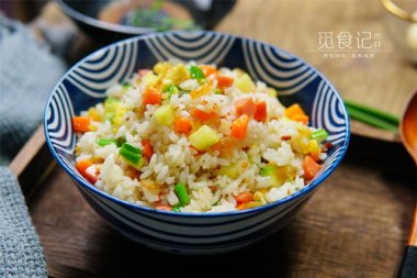 游客吃剩2份炒饭被商家端回并盘