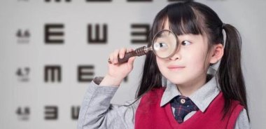 杨超越自曝近视700度