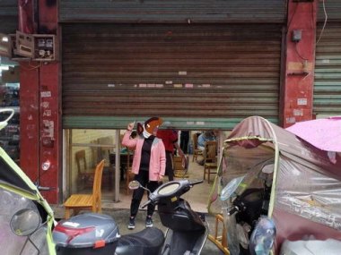 游客坐沙滩躺椅被催收费：1分钟1块