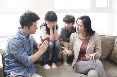 两子非亲生当事人和儿子冲突画面