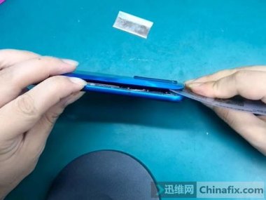 华为手机6怎么拆表带的