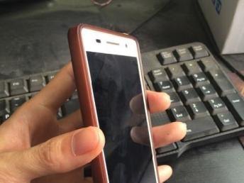 华为手机6怎么拆表带的