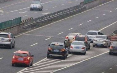 高速上对向车道飞来铁件砸伤副驾