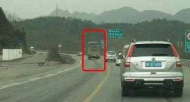 高速上对向车道飞来铁件砸伤副驾