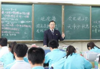 小学生源减少 小学教师到高中任教 小学生源减少 小学教师到高中任教