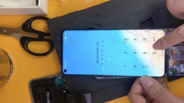 华为手机贴膜怎么换视频