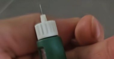 男子打胰岛素1月后发现针套没摘