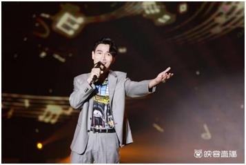 杨宗纬摔下舞台 目击者称疑短暂昏迷