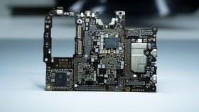 华为红米手机后盖怎么拆