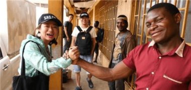 可疑人员买百万元金饰 店主被判刑