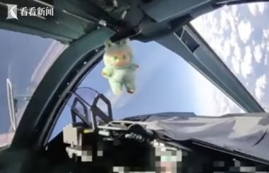 俄军飞行员在座舱挂了LABUBU