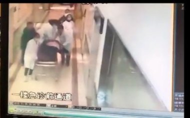 女子海边心脏骤停 女医生跪地救回