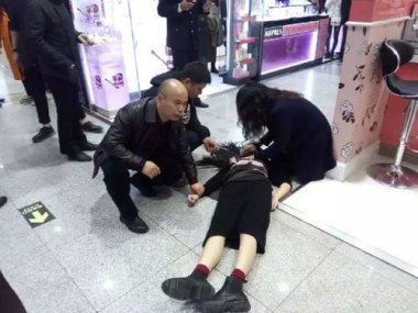 女子海边心脏骤停 女医生跪地救回