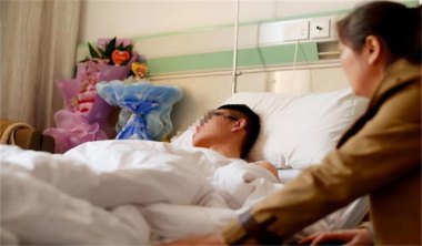 4次断骨打开折叠男孩迈出新生第一步