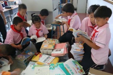 人大开学典礼帆布袋拼错校名