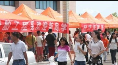人大开学典礼帆布袋拼错校名