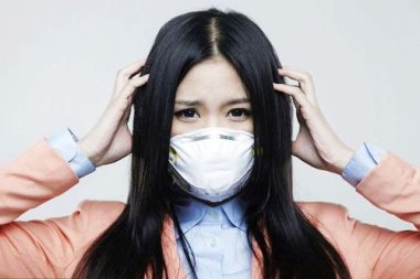 美国女子泼硫酸致丈夫死亡 出庭痛哭