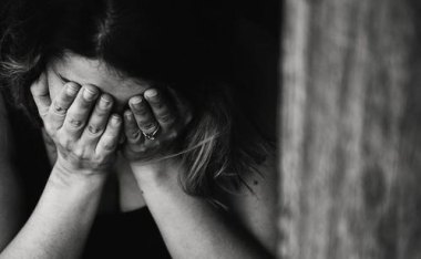 美国女子泼硫酸致丈夫死亡 出庭痛哭