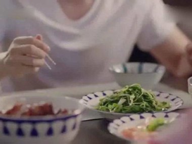 退休外科医生做饭切肉宛如做手术