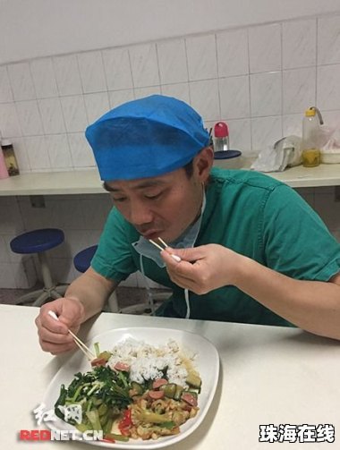 退休外科医生做饭切肉宛如做手术